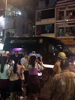Đón sao Hàn, fan Việt gây náo loạn trước cổng Nhà hát Hòa Bình