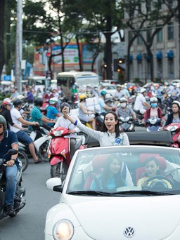 Dàn mỹ nhân châu Á gây 'náo loạn' khi mặc áo dài dạo phố Sài Gòn