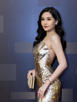 Lê Âu Ngân Anh mặc gợi cảm, 'lấn át' cả dàn mẫu