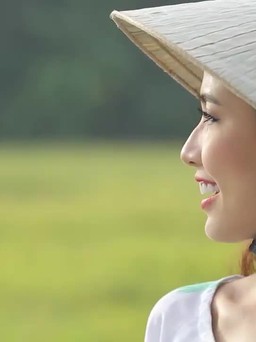Phan Thị Mơ mặc áo bà ba, đội nón lá quảng bá miền Tây