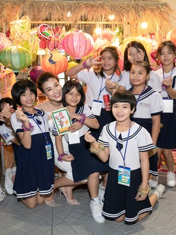 Á hậu Hoàng Oanh nhận đỡ đầu 10 trẻ mồ côi làng SOS