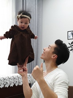 Choáng: Quốc Nghiệp làm xiếc với con gái…6 tháng tuổi