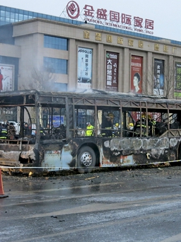 Trung Quốc: Xe buýt bị đốt, 14 người chết cháy