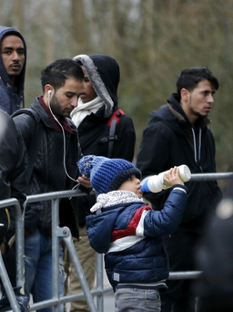 Đức: Hàng loạt tin báo về tay súng IS trà trộn trong người tị nạn