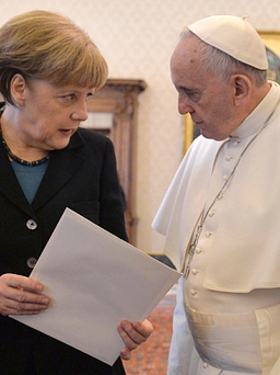 Bà Merkel nổi giận gọi điện 'chất vấn' Giáo hoàng Francis