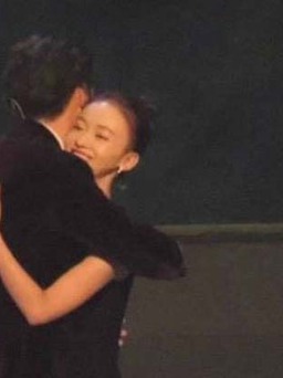 'Phó Hằng' và 'Ngụy Anh Lạc' khiến fan nức nở khi tình tứ trên sân khấu