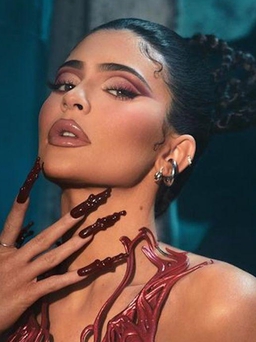 Kylie Jenner thành nữ hoàng Instagram với 300 triệu người theo dõi