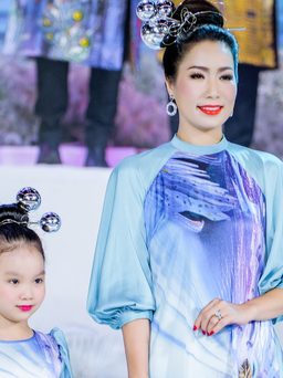 Trịnh Kim Chi trình diễn áo dài cùng con gái út xinh đẹp