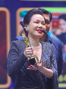 Cạo đầu đóng phim, Việt Hương nhận 'quả ngọt' tại Ngôi sao xanh