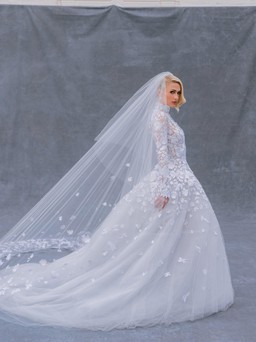 Hôn lễ Paris Hilton giật “bộn” spotlight với nhẫn 46 tỷ đồng, váy cưới “chặt chém” toàn Hollywood