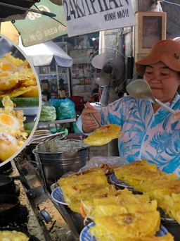 Bánh khọt lòng đào vỏ giòn tan cốt dừa béo ngậy nức tiếng chợ Phạm Văn Hai