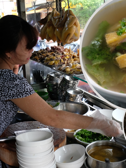 Lạ miệng mì gà ăn kèm củ xá kén thơm nức của người Hoa ở chợ Lớn