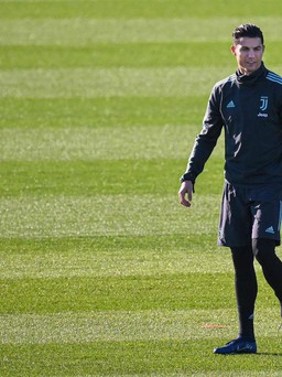 Cristiano Ronaldo cười tươi khi trở lại tập luyện cùng Juventus