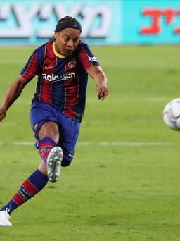 Ronaldinho ghi bàn trong trận tái xuất trên sân cỏ