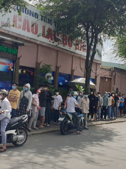 Người hâm mộ xếp hàng dài, vé 'chợ đen' trận Việt Nam vs Afghanistan tràn lan
