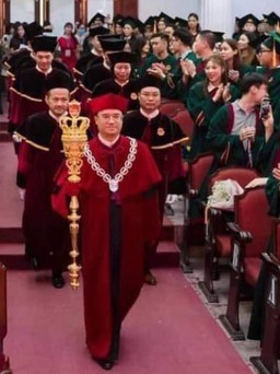 ĐH Quốc gia Hà Nội lên tiếng về bộ lễ phục tốt nghiệp 'đậm chất hoàng gia'