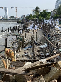 Nha Trang: Người dân cồn Nhất Trí lo lắng sóng đánh sập nhà