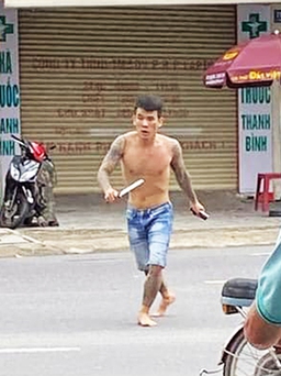 Vây bắt kẻ cầm dao đe dọa người đi đường ở Nha Trang