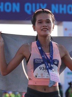 Cô gái lấy nhiều nước mắt Phạm Thị Hồng Lệ chiến thắng giải Marathon Quy Nhơn