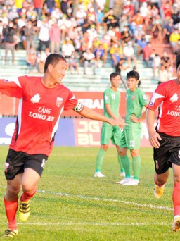 Anh Đức lập cú đúp bàn thắng bằng đầu, thầy Park rất cần anh lên tuyển