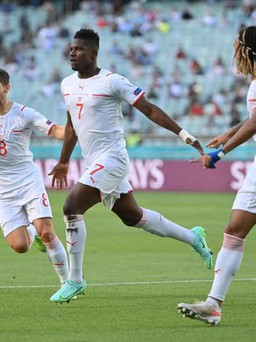 Kết quả Euro 2020: Embolo, mũi tên đen trong màu áo trắng của tuyển Thụy Sĩ