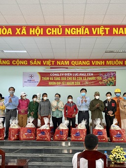 PC Phú Yên: Trao tặng 50 suất quà tết cho bà con nghèo xã Phước Tân