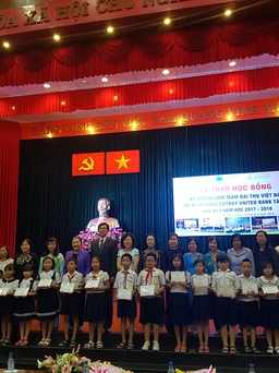 Trao 900 suất học bổng cho học sinh nghèo, hiếu học
