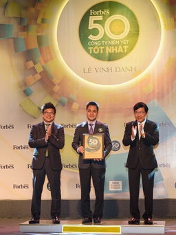 Vietcombank 6 năm liên tiếp lọt Top 50 công ty niêm yết tốt nhất Việt Nam