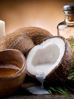 Dầu dừa chứa nhiều lại vitamin giúp dưỡng da mịn đẹp, tự nhiên