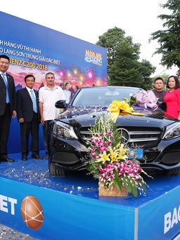 Bảo Việt trao xe Mercedes-Benz C200 cho khách hàng