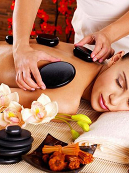Đến Day Spa giảm stress hữu hiệu với liệu pháp massage body bằng đá nóng