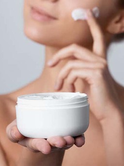 Chuyên gia da liễu chia sẻ cách chọn kem dưỡng ẩm cho làn da bị mụn
