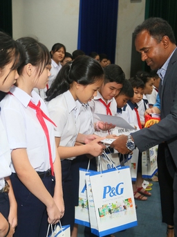 Công ty P&G trao học bổng cho học sinh nghèo học giỏi