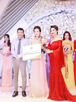 Nữ hoàng làn da đẹp Diệu Minh nhận giải Top 10 Bông Sen Vàng