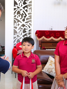 Xúc động hình ảnh thầy cô trường quốc tế mang phần thưởng đến tận nhà học sinh