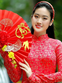 Trần Hoàng Ngọc Khánh hóa ‘nàng Xuân’ yêu kiều trong tà áo dài Thuận Việt