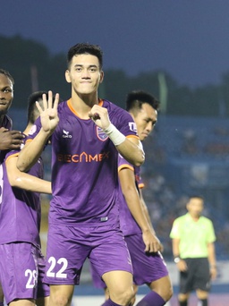 Tiến Linh ghi hattrick, cán cột mốc làm mát lòng HLV Park Hang-seo