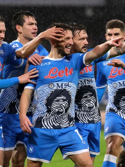 Tượng kích cỡ thật Maradona ra mắt ngày Napoli hủy diệt Lazio của HLV Sarri