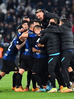 VAR định đoạt trận derby nước Ý: Serie A nóng bỏng cuộc đua tam mã