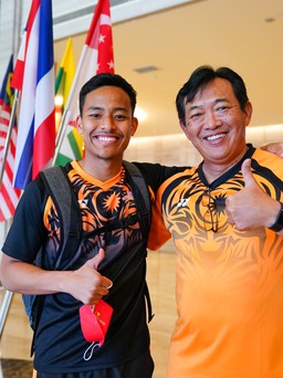 Vật không rời tay của U.23 Malaysia khi đặt chân đến Việt Trì