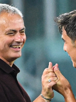 Bí mật nụ cười khúc khích giữa Mourinho và Dybala