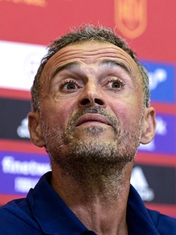 HLV Luis Enrique công bố danh sách tuyển Tây Ban Nha khi đang đạp xe lên núi