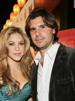 Chia tay Pique, Shakira 'quay xe' con trai tổng thống