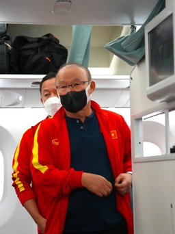 Tuyển Việt Nam: Ông Park tất bật lo cho từng học trò trên chuyến bay đến Singapore