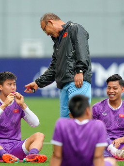 Tuyển Việt Nam: Ông Park cho cầu thủ ngậm sâm ngay trên sân tập