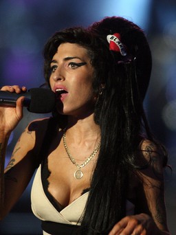 Gia đình Amy Winehouse chỉ trích phim về cô 'không đúng sự thật'