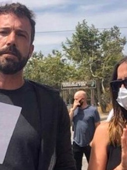 Tài tử Ben Affleck cùng bạn gái biểu tình đòi quyền lợi cho người da màu