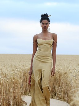 Nhà thiết kế Pháp mở sàn diễn thời trang trên cánh đồng lúa mì