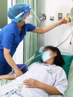 Dùng mỹ phẩm lột da mua qua mạng, một phụ nữ bị sốc phản vệ