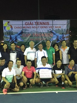 Giải quần vợt từ thiện quyên góp 1 tấn gạo cho miền Trung